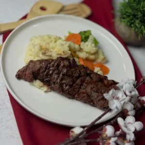 Churrasco a la Parrilla con Puré de Papa y Vegetales Salteados Mixtos