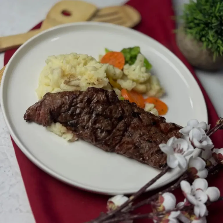 Churrasco a la Parrilla con Puré de Papa, Vegetales Salteados Mixtos y Salsa Especial al Lado
