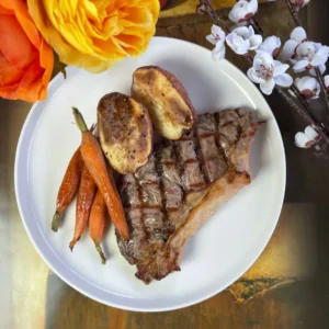New York Strip Steak a la Plancha con Papas al Horno y Zanahorias Enteras