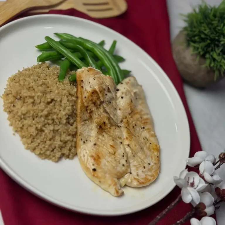 Pechuga de Pollo a la Parrilla con Quinoa, Habichuelas Guisadas y Salsa Especial al Lado