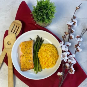 Salmón al Horno con Arroz Pilaf y Espárragos Frescos