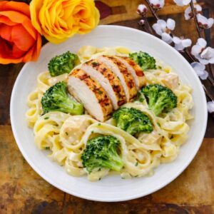 Fettuccine Alfredo con Pollo y Broccoli